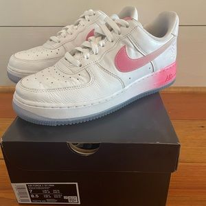 NIKE Air Force 1 ‘07 PRM, White/Lotus pink-yellow gold